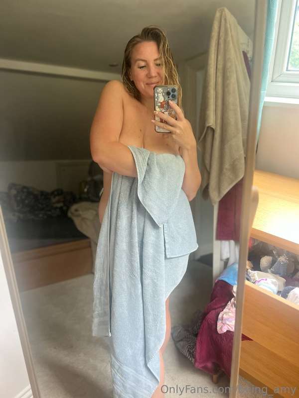 Early-morning shower 🤝 post-shower selfies for you! 💦