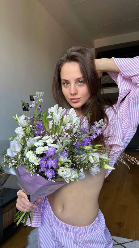 Put a girl in flowers and suddenly everyone forgets how dang..