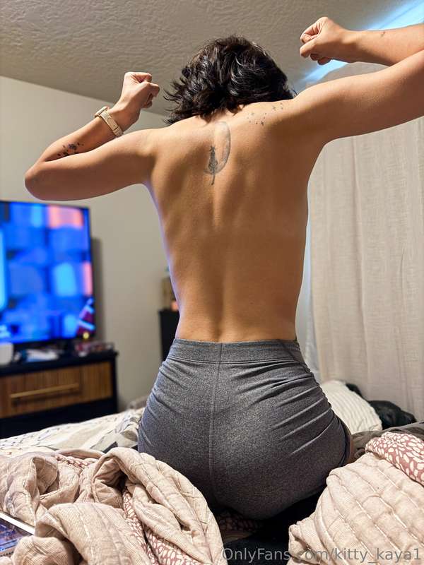 Starting to see some gym progress 🥰 plus a cameltoe 😈