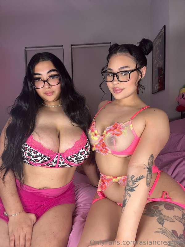 I’M ON LIVE RIGHT NOW GUYS WITH @cowgirlamy 😍CUM JOIN 😩💦 htt..