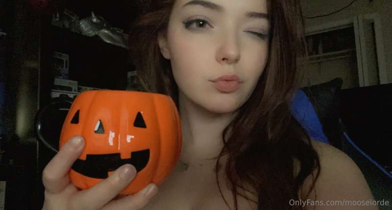 Here’s some scary bed head and some BOObies 😘