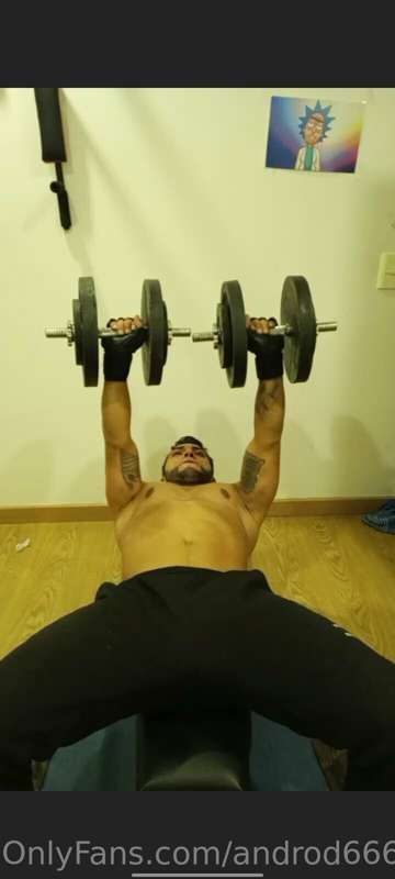 En pleno entrenamiento de pecho😍😍😍😏😏👀🔥🔥🔥🔥
