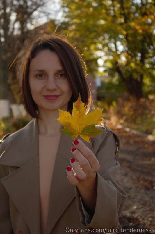 Well hello, autumn... 🍂. Your cool morning kisses are so sim..