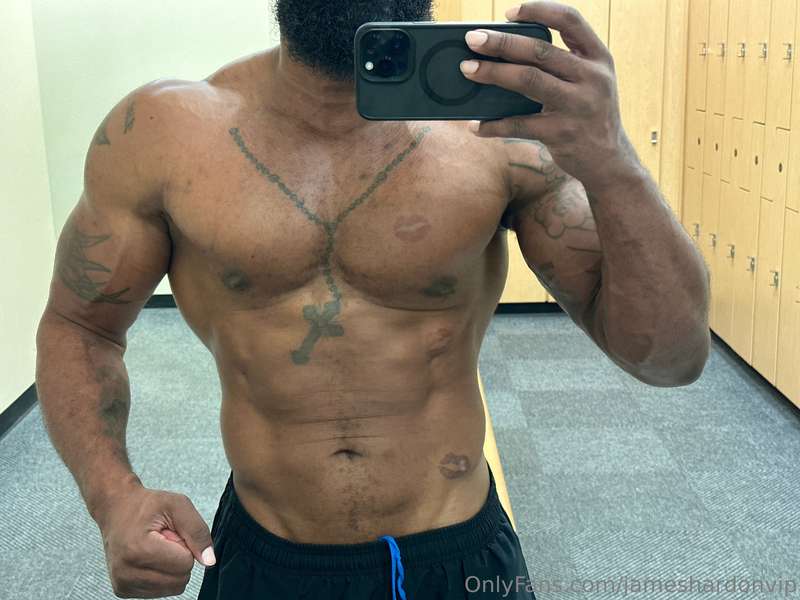 💪🏾Crush your goals with an epic #ChestDay workout! Unleash y..