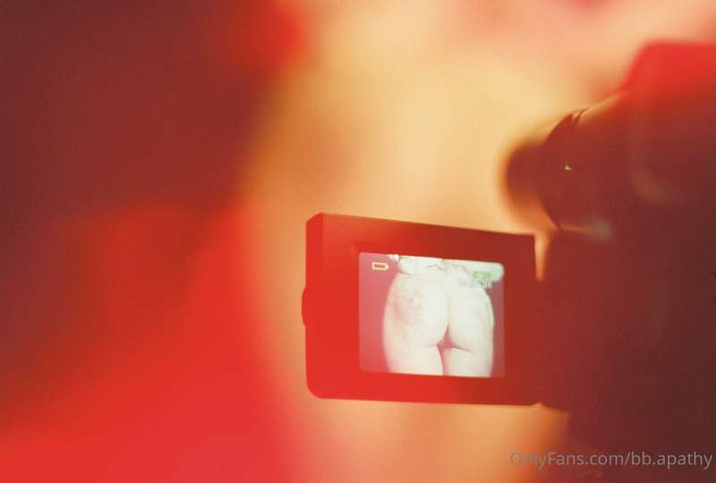 📺 keep your eyes glued to the TV screen // shot by @kilogram..