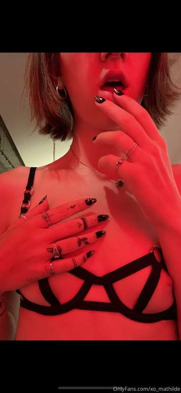 Nails matching the outfit, goaaaals ✨✨✨