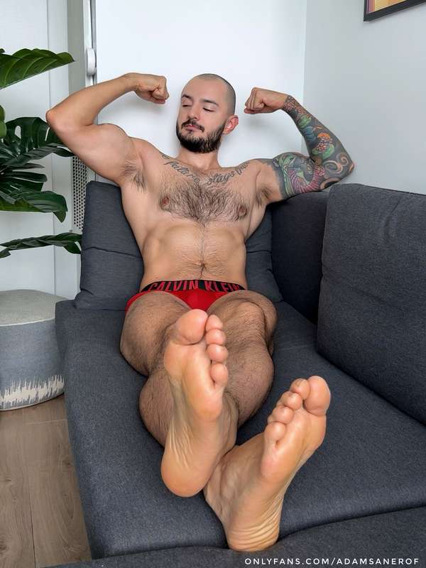 No socks anymore 🦶 And it's time for you to kiss my soles wh..