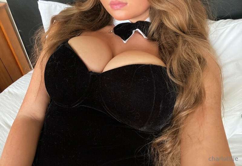 I’m always up for a chat … come talk to me 💬 @charlottiie