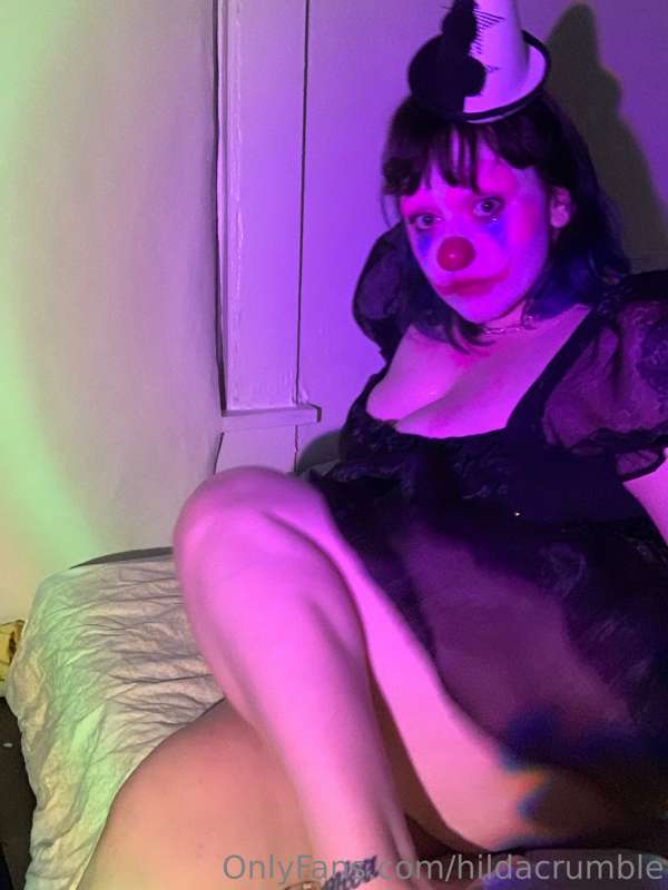 Scary clown with her clown feet and a balloon 🎈 🥵😘