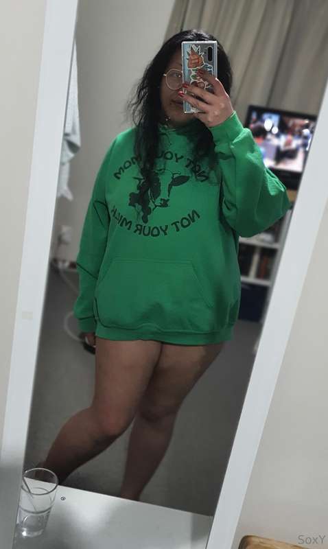 Hey babes~ <3Got my thighs out and just chilling in bed toda..