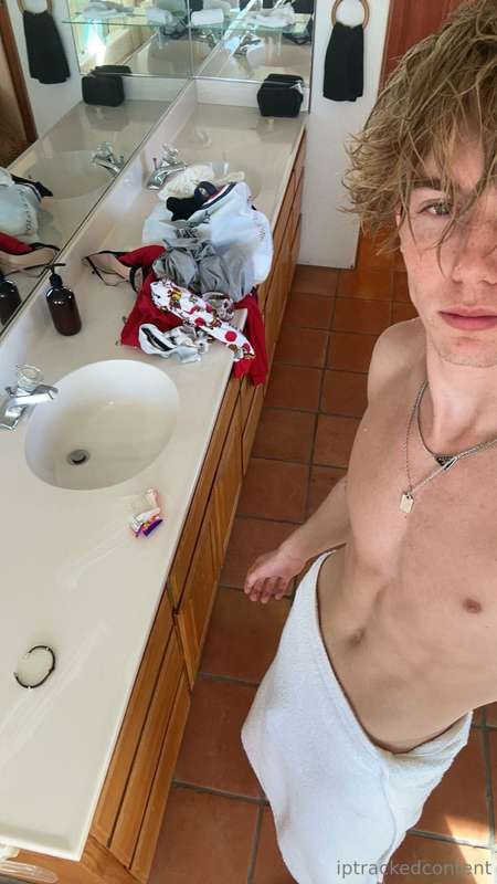 ignore the mess, focus on me 👅