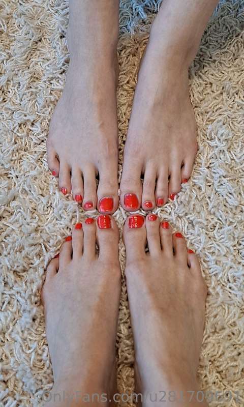 👣👣🩷🩷
