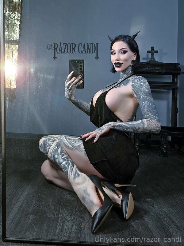 Have a wicked Sunday 😈unlock to see the topless/nude version..