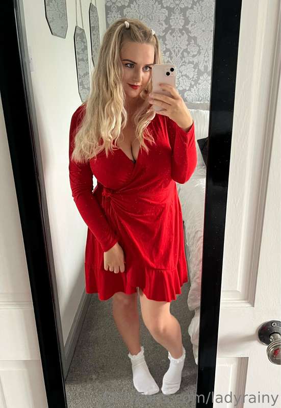 Lady in red 💃🏼 how was your day? X