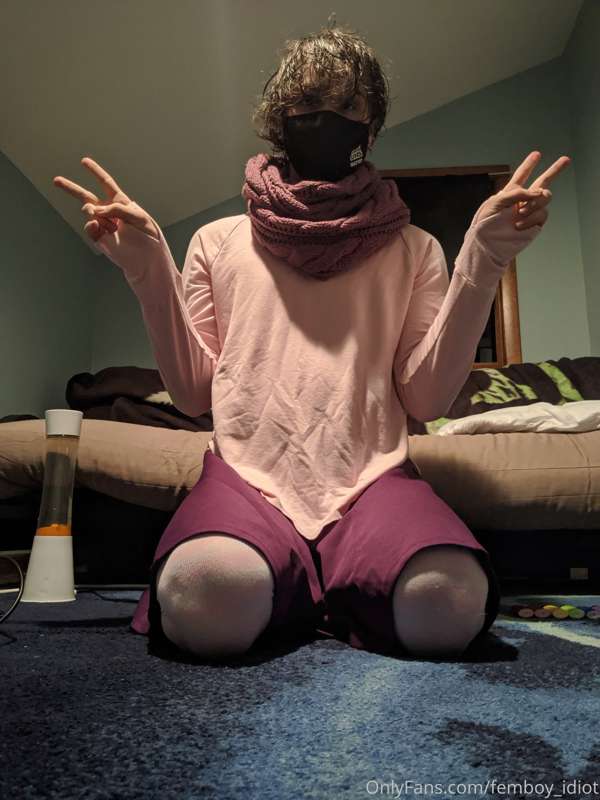 I don't think it would be gay if I dressed like a girl while..