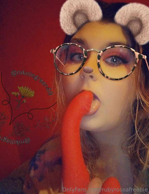 Hot, horny & online 😈😈Cum see what this submissive lil slut ..