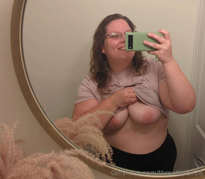 throatbabe28 image #0