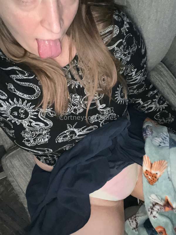 Send a tip and I’ll show more 💚
You can also request custom ..