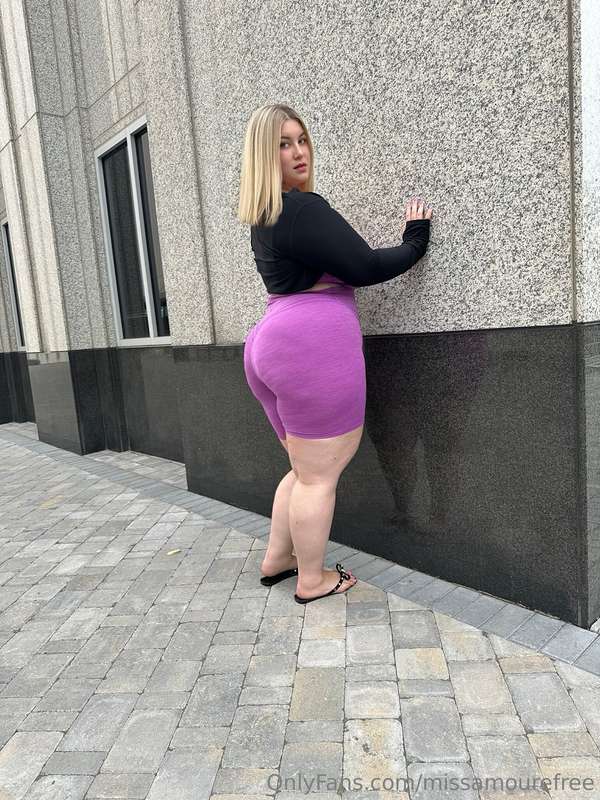 Do you like my booty daddy? Let's get naughty at ⬇️⬇️https:/..