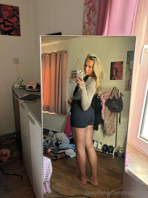 Mirror selfies >>> especially from the back 