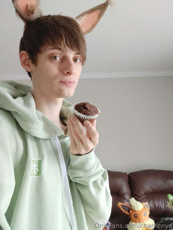 Your bunny boyfriend cooked you some muffins for breakfast~ ..