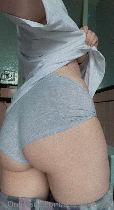 Have some ass this Friday morning 🧡