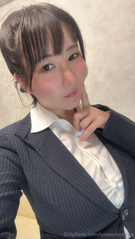 I'm wearing clothes today, which is rare🥰 Which one do you l..