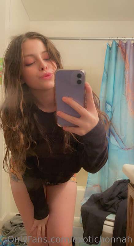 Doing content bundles for 25$ tip 25 I’ll send 10 videos 😘😘😘..