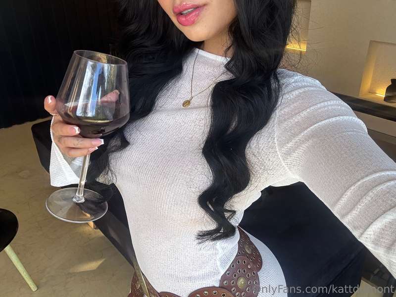 Cheers! Just because i'm releasing a NEW SOLO! 💋 Let's chat ..