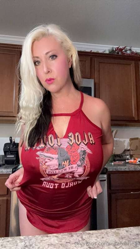 Can you find a MILF with bigger natural tits baby? 😉