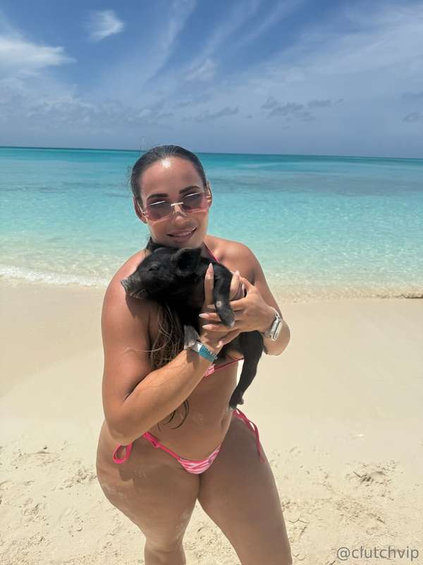 Actual heaven 🧡 piglet snugs on a beach are everything 🥹