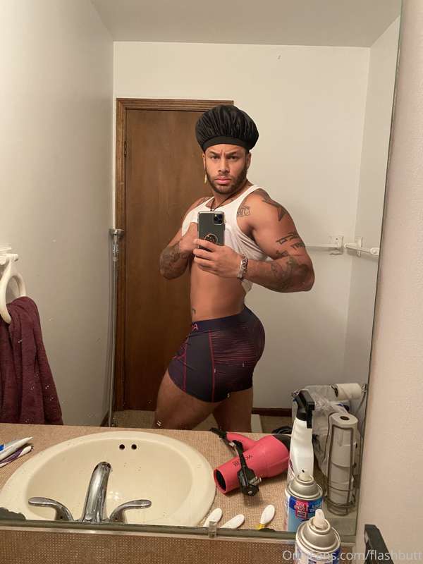Raising the bar, one booty pic at a time! 🍑😉