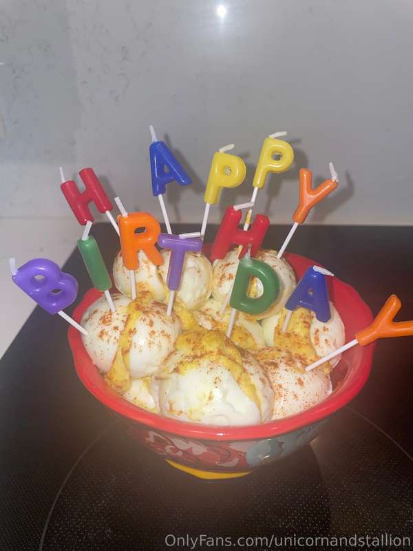 My neighbor doesn’t eat carbs, so I made a deviled egg cake ..