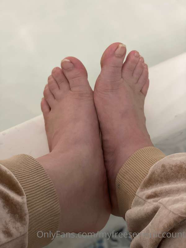What color should I paint my toes? Comment If you have other..