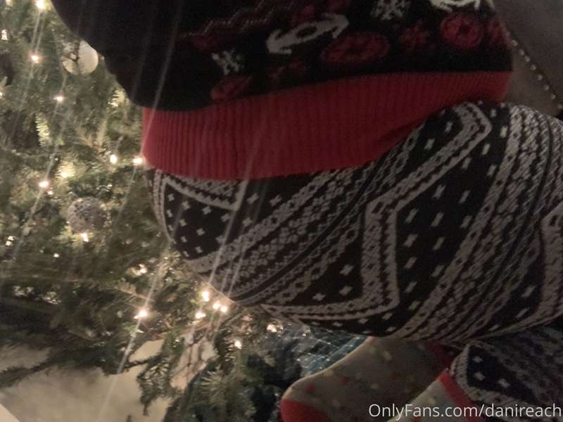 Come rip my leggings open and fuck me by the tree 🥵