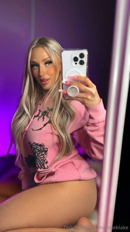 Bored tonight, who wants me? 😈