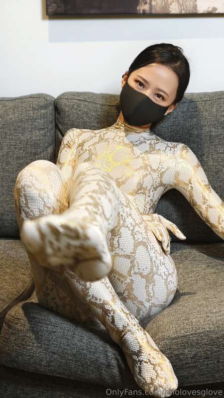 Sexy white-golden snake skin bodysuit~ Picture set
