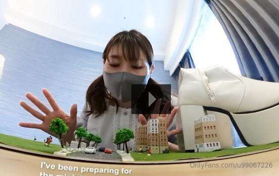 【360°VR】A maid tramples a master in a miniature town1ミニチュアの街..