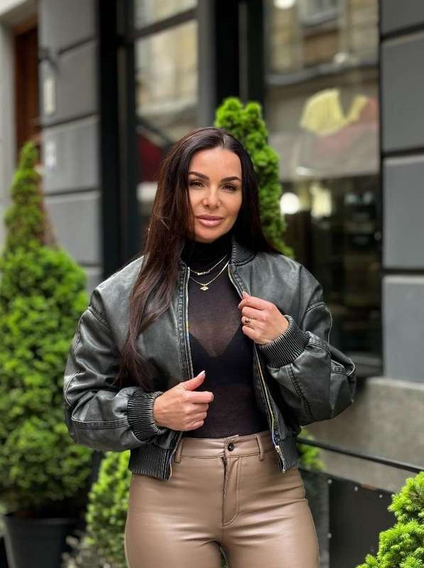 𝐂𝐀𝐍 𝐘𝐎𝐔 𝐇𝐀𝐍𝐃𝐋𝐄 𝐓𝐇𝐈𝐒 𝐌𝐈𝐋𝐅? 😈🔥 @angelika_peerless is 43 and ab..