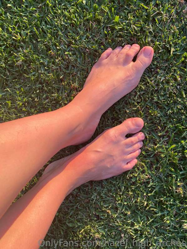 Nice day for a barefoot walk on the grass 🌱