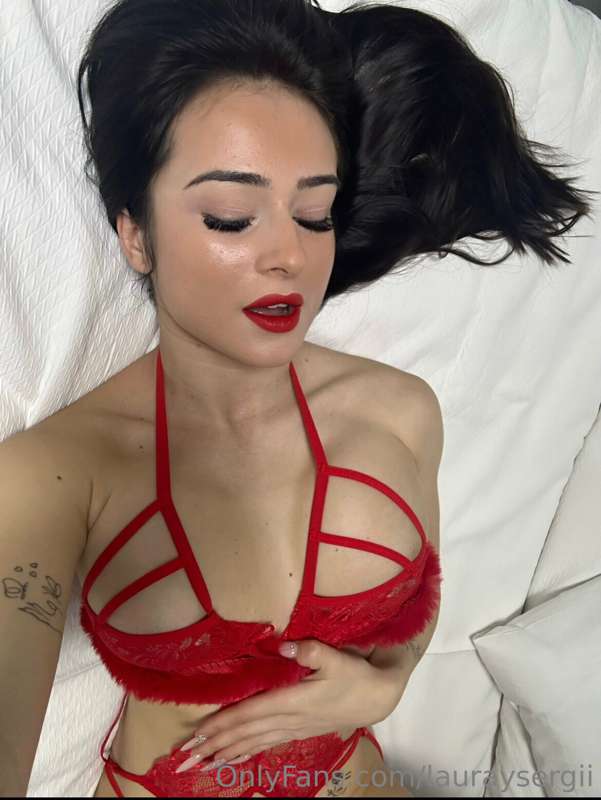 Os mando un pack de fotos con este conjunto rojo caliente? 😈..