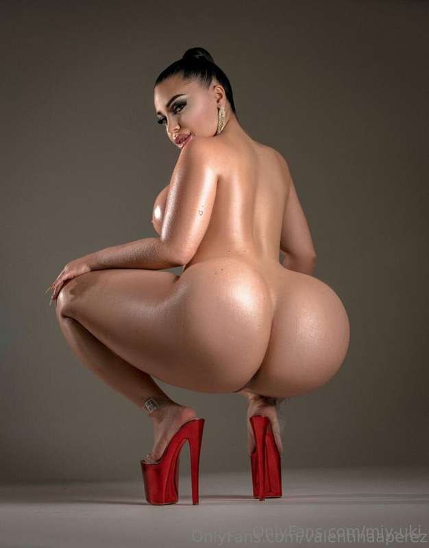 CURVY COLOMBIAN QUEEN @valentinaaperez WITH THE MOST DELICIO..