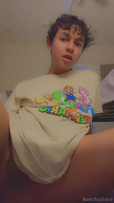 Got my waxed feel super smooth gonna take some nudes pics fo..