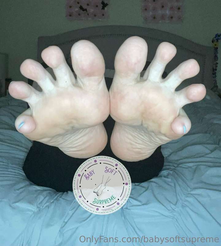Spread that cum all over these toes for me