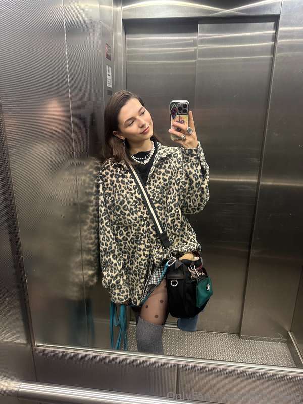 Are there really people who’ve never taken a selfie in an el..