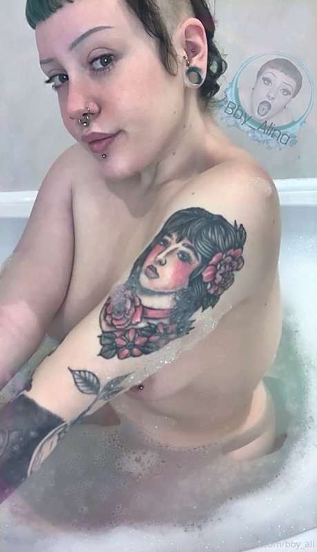 Not many can say they've had a bath with Kate Bush 🧼💦
