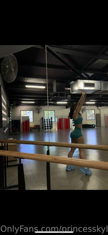 Stretching before the workout ❤️‍🔥