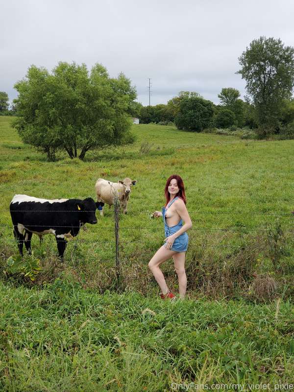 Just your typical farm hand. Nothing to see here...😆
