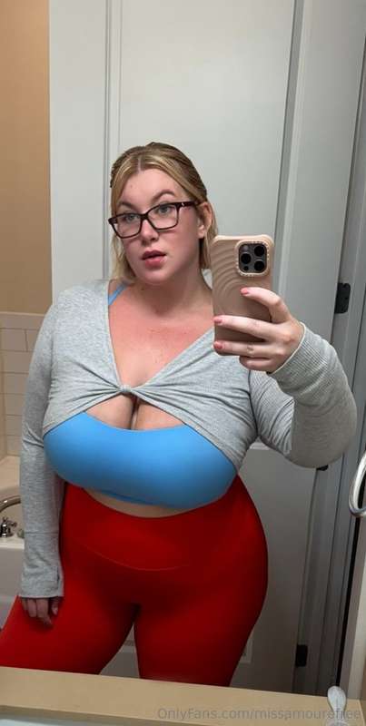 I'm in a sexting mood 🤤 Send me a message at https://onlyfan..