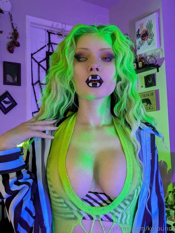 WE CLOSE OUT THE BEETLEJUICE SET WITH A SET OF BEETLEJUICEY ..